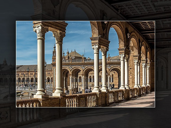 Изображение исторической памятки выглядит четким и четким благодаря усиленному контрасту цветов.