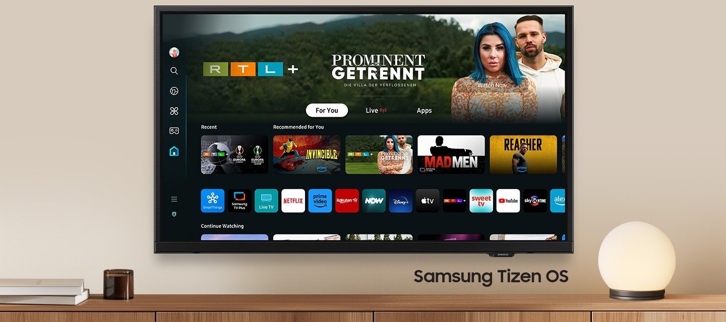 Настенный телевизор показывает популярные программы и выбранное содержимое в главном меню.