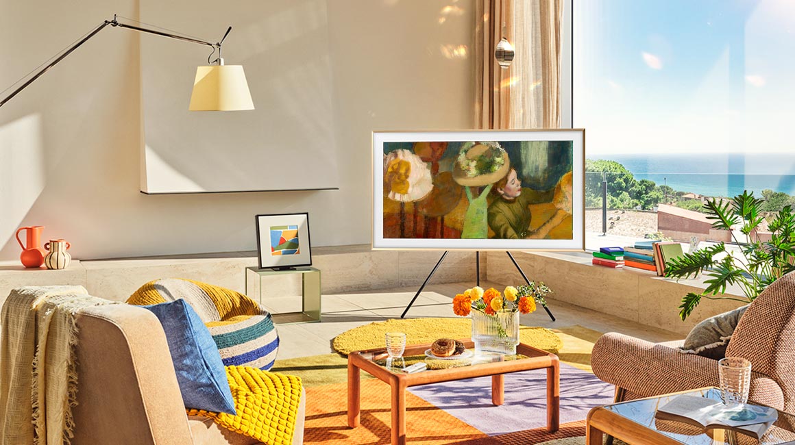 Два человека смотрят Frame TV