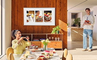 Два человека смотрят Frame TV