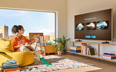 Два человека смотрят Frame TV