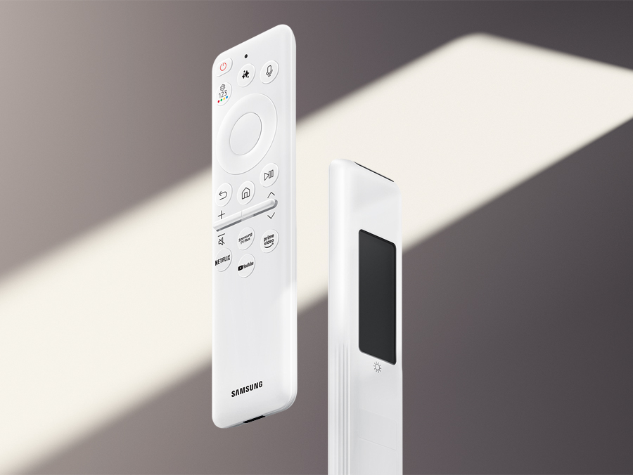 Крупным планом передней и задней стороны пульта дистанционного управления солнечными батареями. Кнопки расположены спереди, а сзади видна солнечная панель.