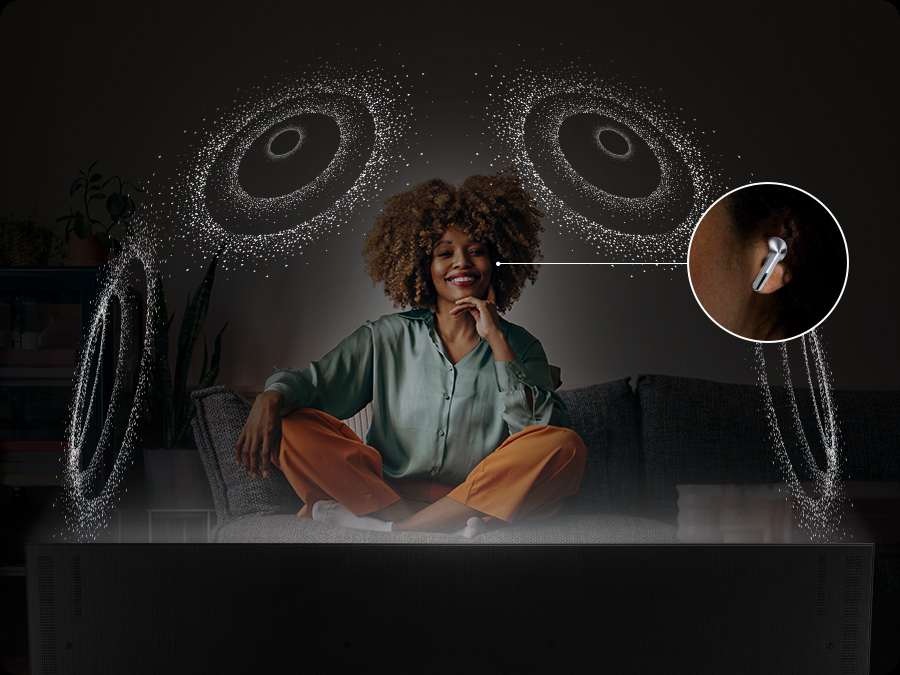 Женщина носит наушники Galaxy Buds, которые создают купол окружающего ее пространственного звука.