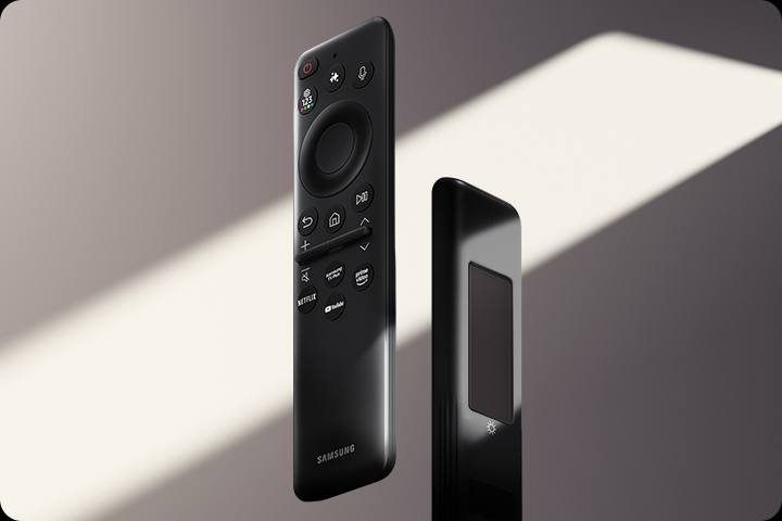 Крупным планом передней и задней стороны пульта дистанционного управления солнечными элементами. Кнопки расположены спереди, а на задней стороне видна солнечная панель.